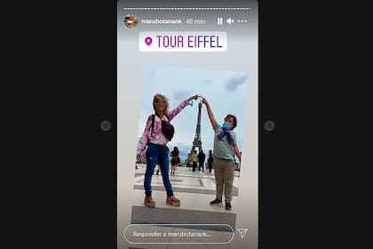 Maru, junto a uno de sus hijos, en la Torre Eiffel