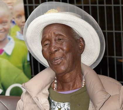 Maruge inspiraría a otros. En 2010, a los 85 años, la keniana Priscilla Sitienei empezó primaria, y murió a los 99 siendo quizás la pupila más vieja del mundo
