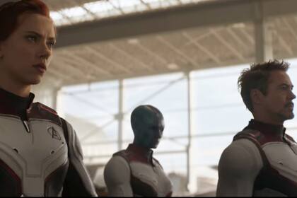 Black Widow (Scarlett Johansson) junto a Tony Stark (Robert Downey Jr)