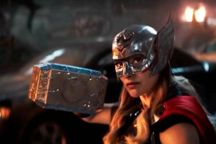 Marvel dio a conocer el primer tráiler de Thor: Love and Thunder con la esperada aparición de Natalie Portman empuñando el Mjölnir