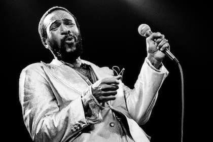 Marvin Gaye en una de sus actuaciones de principios de los ochenta