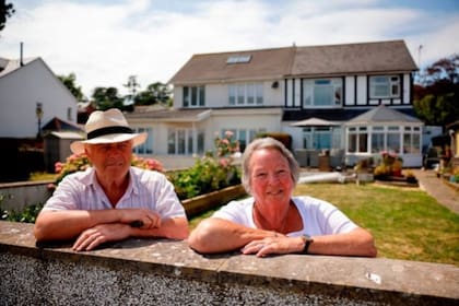 Mary Coombs y su esposo Michael tienen impresionantes vistas desde su jardín trasero hacia la bahía de Swansea (Imagen: John Myers)