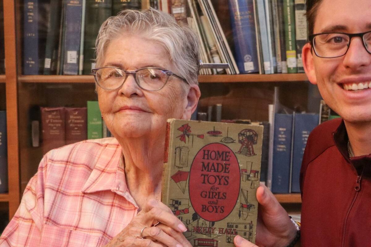 Mary Cooper devolvió el libro ‘Juguetes hechos en casa para niñas y niños’ de A. Neely Hall, 99 después (Matteo Iadonisi/Facebook)