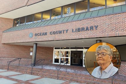 Mary Cooper regresó un libro que le había sido prestado a su abuelo en 1926 a la Biblioteca del Condado de Ocean (Imagen Compuesta)