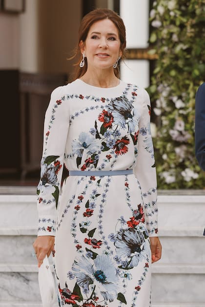 Mary de Dinamarca apostó a un diseño con estampa botánica y lazo en la cintura de Erdem, que acompañó con stilettos Manolo Blahnik.