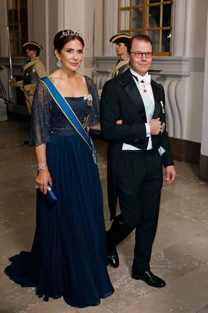 Mary de Dinamarca ingresó del brazo del príncipe Daniel de Suecia (marido de la princesa Victoria) y eligió un impactante traje del diseñador danés Lasse Spangenberg, que ya había usado por primera vez en 2019.