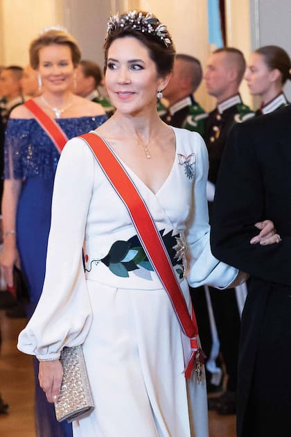 Mary de Dinamarca rescató el vestido que estrenó en la coronación de Guillermo de Holanda y le sumó la tiara de la Medianoche, que no pertenece al joyero real.
l