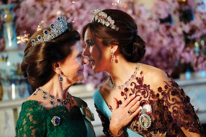 Mary eligió la parure de rubíes que ya había usado siendo princesa. La reina Silvia, por su parte, optó por la tiara Leuchtenberg, un regalo que Napoleón le hizo a la princesa Augusta de Baviera: con nueve zafiros y diamantes, tiene broche, pendientes y collar a juego.