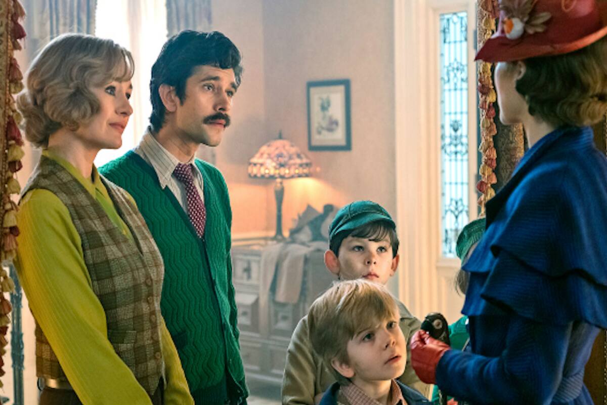 Mary (Emily Blunt) llega nuevamente a la vida de Michael Banks (Ben Whishaw). Ahora él es un adulto y tiene su propia familia.