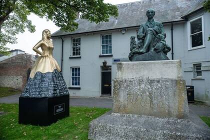 Mary frente a la estatua de su hermano, el escritor Thomas Hardy, en Dorchester
