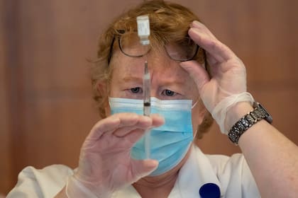 Mary Gaylord, farmacéutica de Walgreens, prepara las vacunas Pfizer-BioNTech contra el coronavirus en el Hebrew Home en el Bronx, 21 de diciembre de 2020