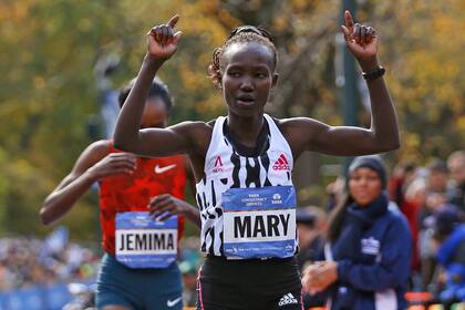 Mary Keitany alza los brazos tras ganar el Maratón de Nueva York el 2 de noviembre del 2014. Fue el primero de cuatro maratones neoyorquinos que conquistó. También se alzó con tres de Londres. (AP Photo/Kathy Willens, File)