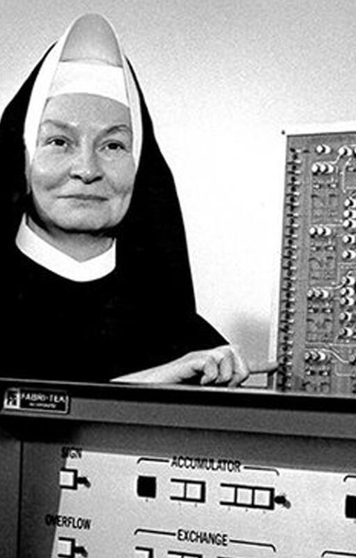 Mary Kenneth Keller con la computadora que tuvo originalmente en el departamento que fundó en la Universidad de Clarke; creó también la Asociación de Usuarios de Microcomputadoras en la Educación (ASCUE, por sus siglas en inglés)
