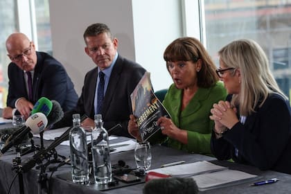 Mary Lou McDonald, presidenta del Sinn Fein, junto a otros líderes nacionalistas en una cumbre en Escocia