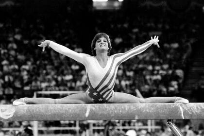 Mary Lou Retton en su prueba cumbre, el All Around de los Juegos Olímpicos Los Ángeles 1984; la estadounidense fue considerada "sucesora" de la rumana Nadia Comaneci.