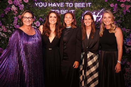 Mary Pierce, Gabriela Sabatini, Iva Majoli, Mary Joe Fernández y Barbara Schett posan juntas en la gala.