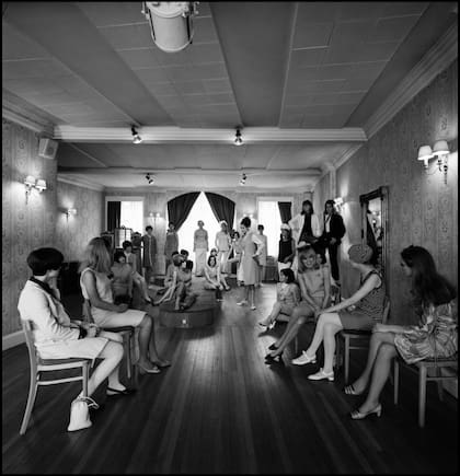 Mary Quant, en primera fila, a la izquierda, atenta a un desfile de sus diseños, en Londres, 1960