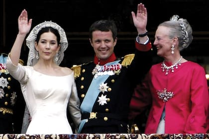 Mary y Federico X de Dinamarca se conocieron en un bar de Sydney, durante los Juegos Olímpicos de 2000 y el flechazo fue instantáneo. Cuatro años después dieron el "sí, quiero" en la Iglesia de Nuestra Señora de Copenhague.