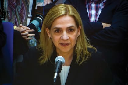 Marzo de 2016. La infanta Cristina es interrogada en el juicio por el caso Nóos, donde se defendió a sí misma y también a su marido. Ella estuvo imputada, pero salió absuelta. Urdangarin fue condenado a cinco años y diez meses de cárcel por delito continuado de prevaricación, fraude a la Administración Pública, tráfico de influencias y dos delitos contra la Hacienda Pública en el marco del caso Nóos.