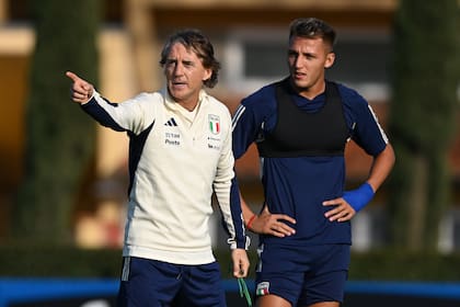 Marzo de 2023, Roberto Mancini, el DT que hizo la apuesta para que Mateo Retegui juegue en la selección de Italia, en un entrenamiento juntos; ahora el técnico ganará una fortuna en Arabia Saudita
