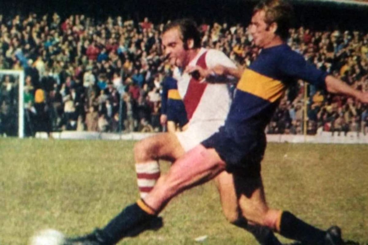 Marzolini, en sus tiempos de lateral izquierdo de Boca; aquí, en un superclásico contra Daniel Onega