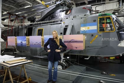 Marzotto en el hangar del Almirante Irízar, junto al helicóptero que lleva provisiones a los habitantes del fin del mundo
