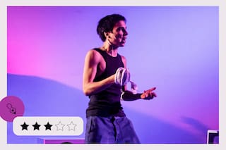 A.K.A, una historia con algunos desajustes a cargo de un performer que sabe adueñarse y expandir una trama llena de dobleces