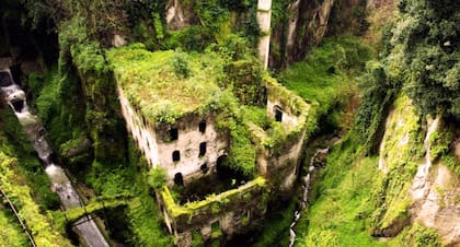 Más allá de este abandono y lógico deterioro, el lugar conversa esa fantasía y curiosidad por visitar este pueblo fantasma.