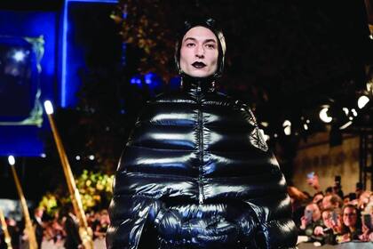 Más allá de gustar o no: el actor Ezra Miller, en un estreno en París, vestido de Moncler Pierpaolo Piccioli