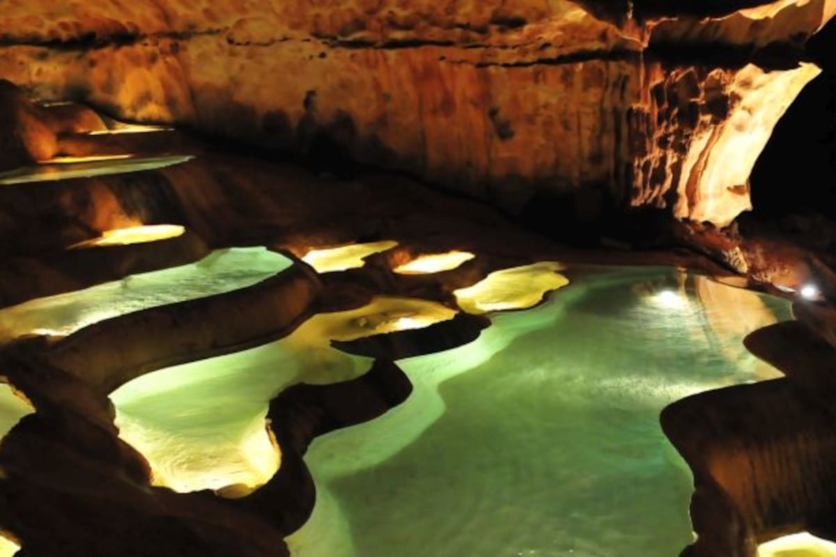 Más allá de la entrada, el terreno de las cuevas resulta muy peligroso para recorrer