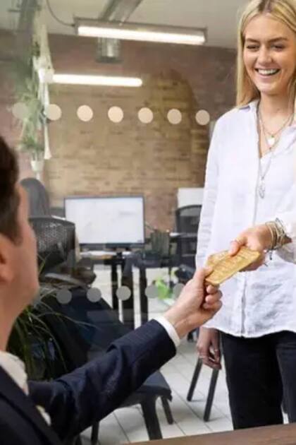 Más allá de la representación para la foto, la entrega de oro como salario no se hace mano a mano, sino que se crea una cuenta y se fija una equivalencia entre el salario de cada empleado y el metal precioso