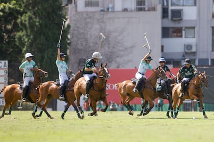 Más allá de la rispidez de una jugada en la que se reclama penal, la escena es una buena postal para la familia Ulloa: La Hache y La Hache Cría y Polo se enfrentaron por primera vez en Palermo.