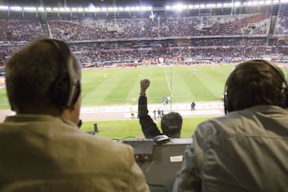 Más allá de la simple recreación de
cada partido, sus relatos son parte de la tradición futbolera del país