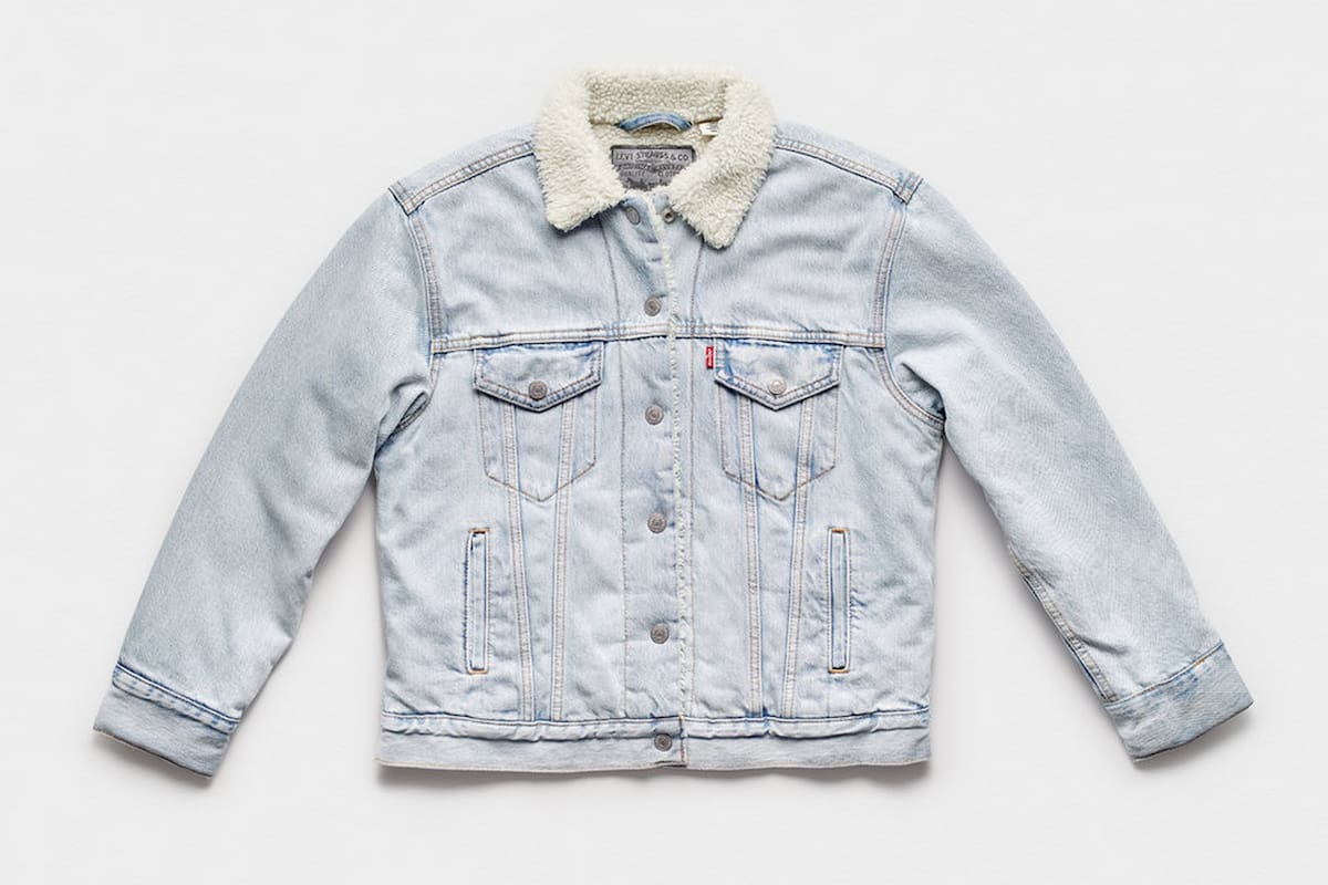 Más allá de los gestos para controlar las funciones del teléfono, a simple vista la propuesta de Google y Levis es idéntica a cualquier otra campera de jean