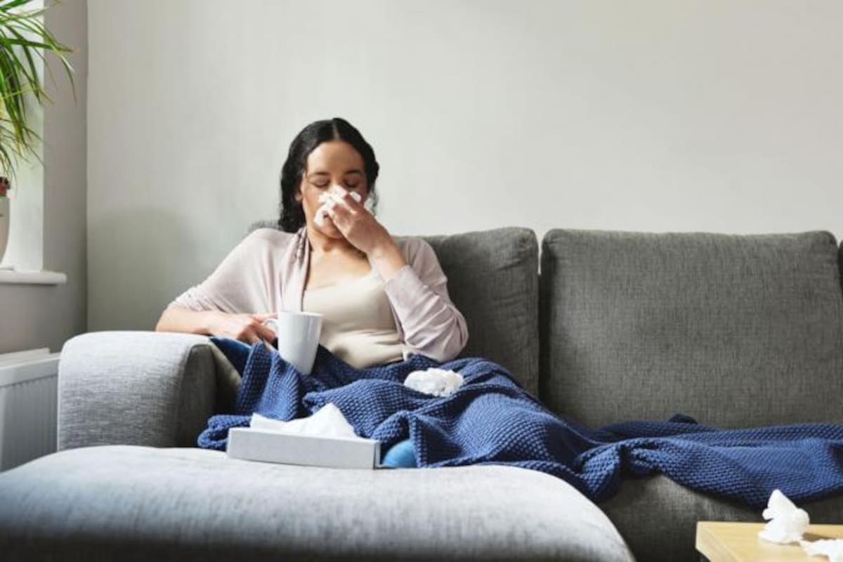 Más allá de los síntomas físicos, nuestro cerebro activa una serie de síntomas que se conocen como "comportamiento de enfermedad".