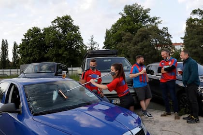 Más allá de una generosa circulación de cerveza, los simpatizantes se comportaron bien y festejaron un 2-1 sobre el archirrival, Slavia Praha.
