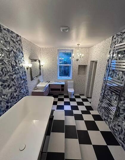 Más allá del gusto, la renovación de un cuarto de baño que una mujer realizó en su casa, impactó a los especialistas debido a su peligrosidad