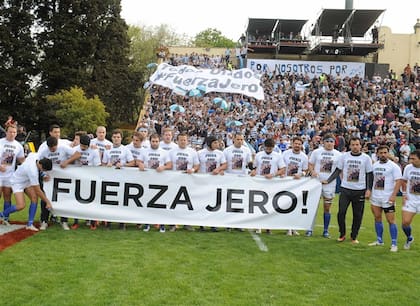 Más allá del partido, el sentimiento por la traumática situación de Bello; la bandera y el respeto, en primer plano