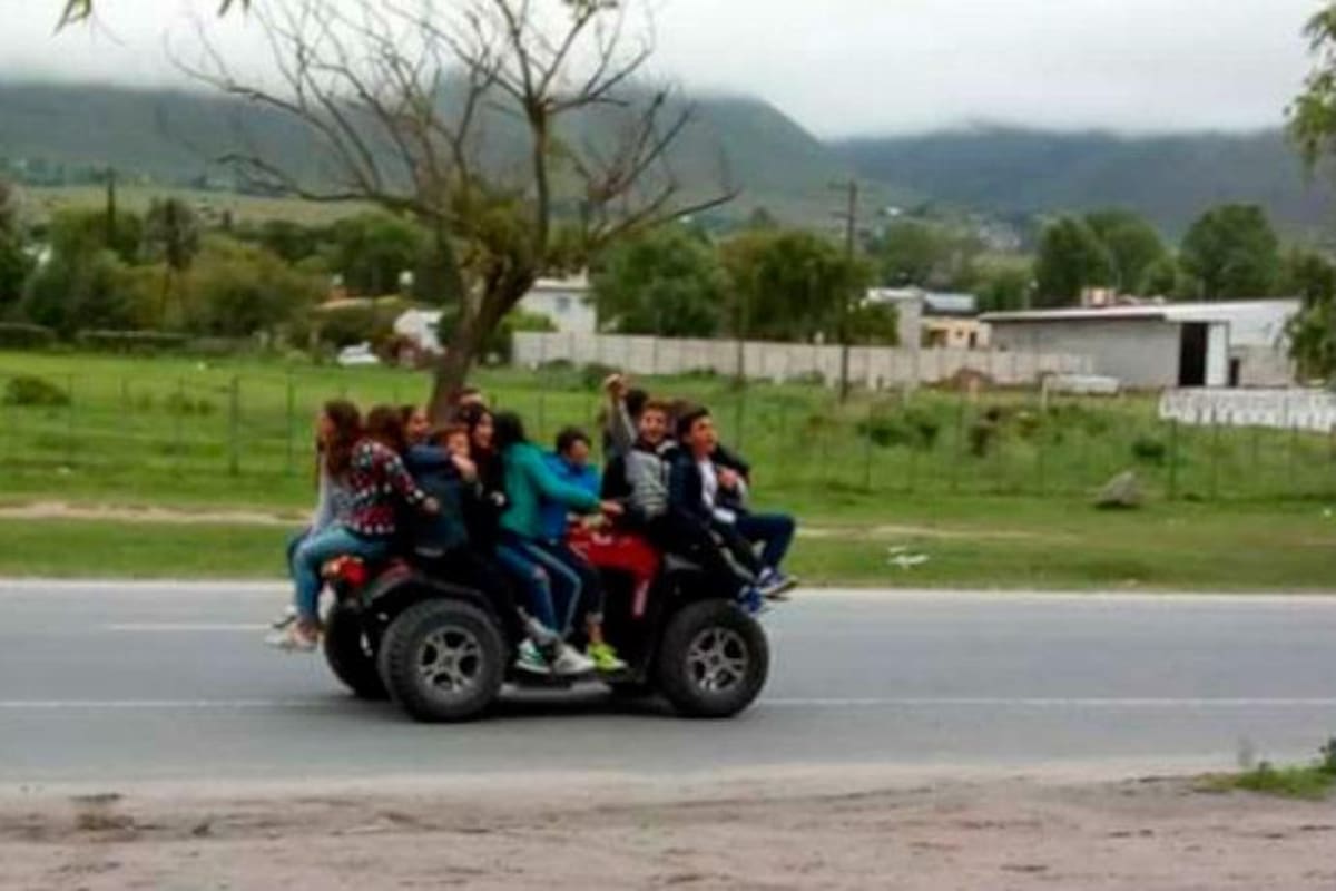 Más de 10 menores de edad fueron fotografiados mientras viajaban en un cuatriciclo en la localidad turística de Tafí del Valle.