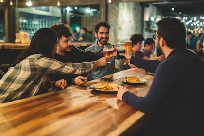 Más de 10 variedades de cerveza, tres barras con 26 canillas, una carta con menú patagónico, bandas en vivo, espacios al aire libre y juegos para disfrutar, son algunas de las novedades que trae el nuevo Bar que Patagonia abrió en Buenos Aires
