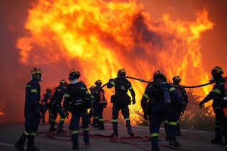 Más de 100 bomberos combaten un gran incendio forestal en la isla griega de Quíos