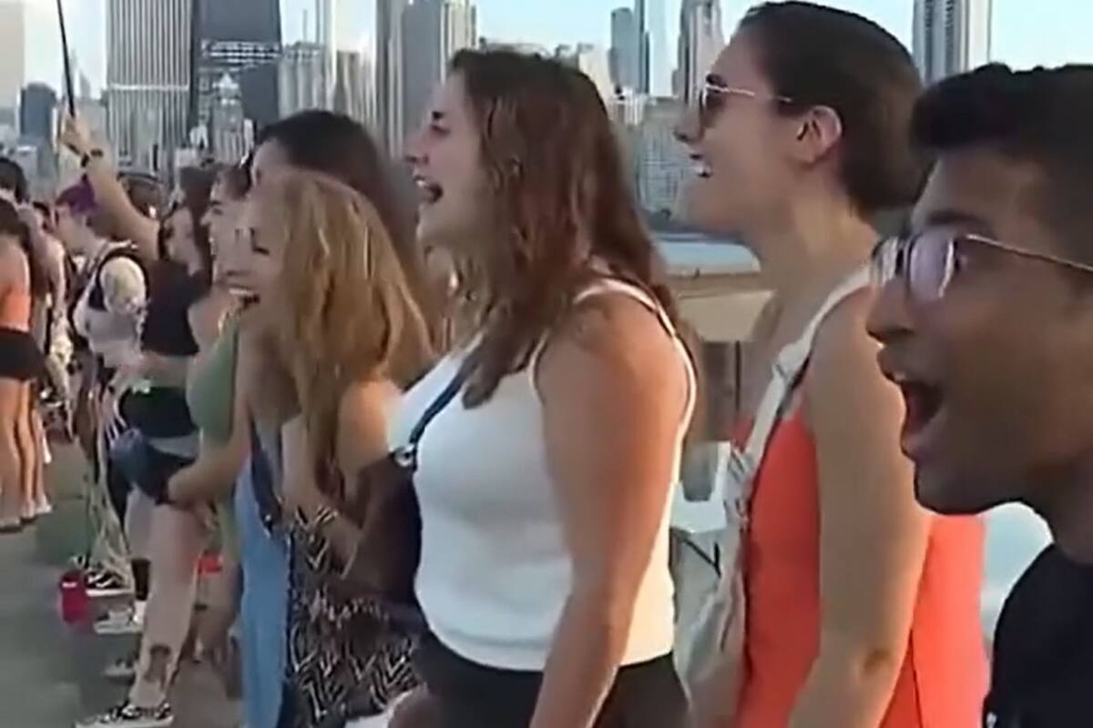Más de 100 personas se reúnen en el lago Michigan de Chicago para gritar al unísono