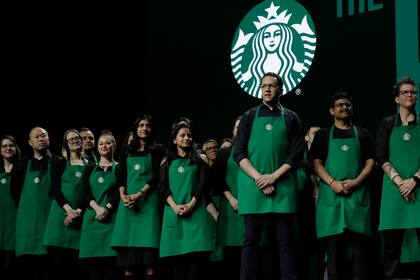 Más de 1.000 baristas de Starbucks inician huelga en EEUU contra nuevo código de vestimenta