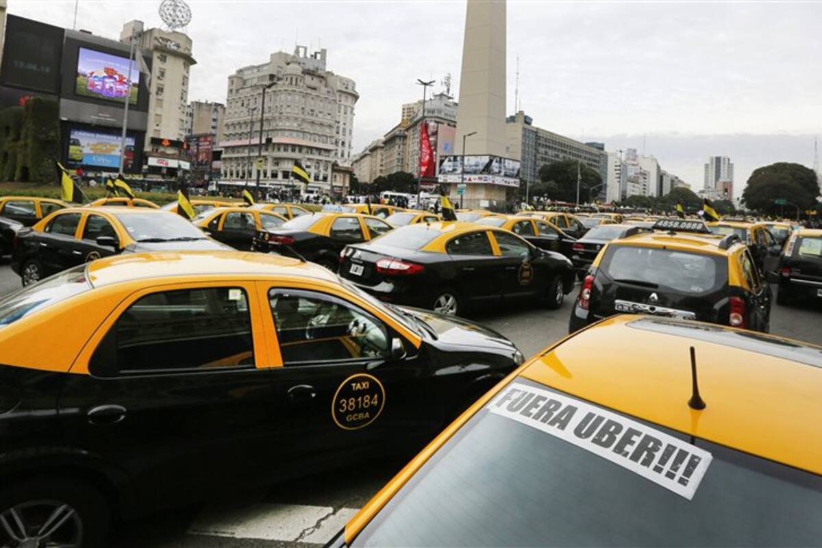 Más de 1000 taxistas protestaron por la "competencia desleal" de los particulares que trabajan con la aplicación móvil