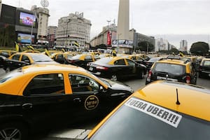 Más de 1000 taxistas protestaron por la "competencia desleal" de los particulares que trabajan con la aplicación móvil