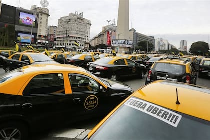 Imagen de archivo con un reclamo similar que se extiende dese hace seis años: taxistas protestan en la Ciudad por las aplicaciones móviles