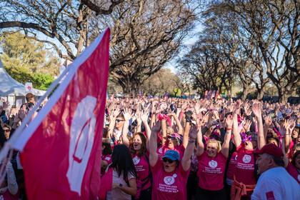 Más de 12.000 personas caminaron para recordar la importancia de la detección temprana del cáncer de mama