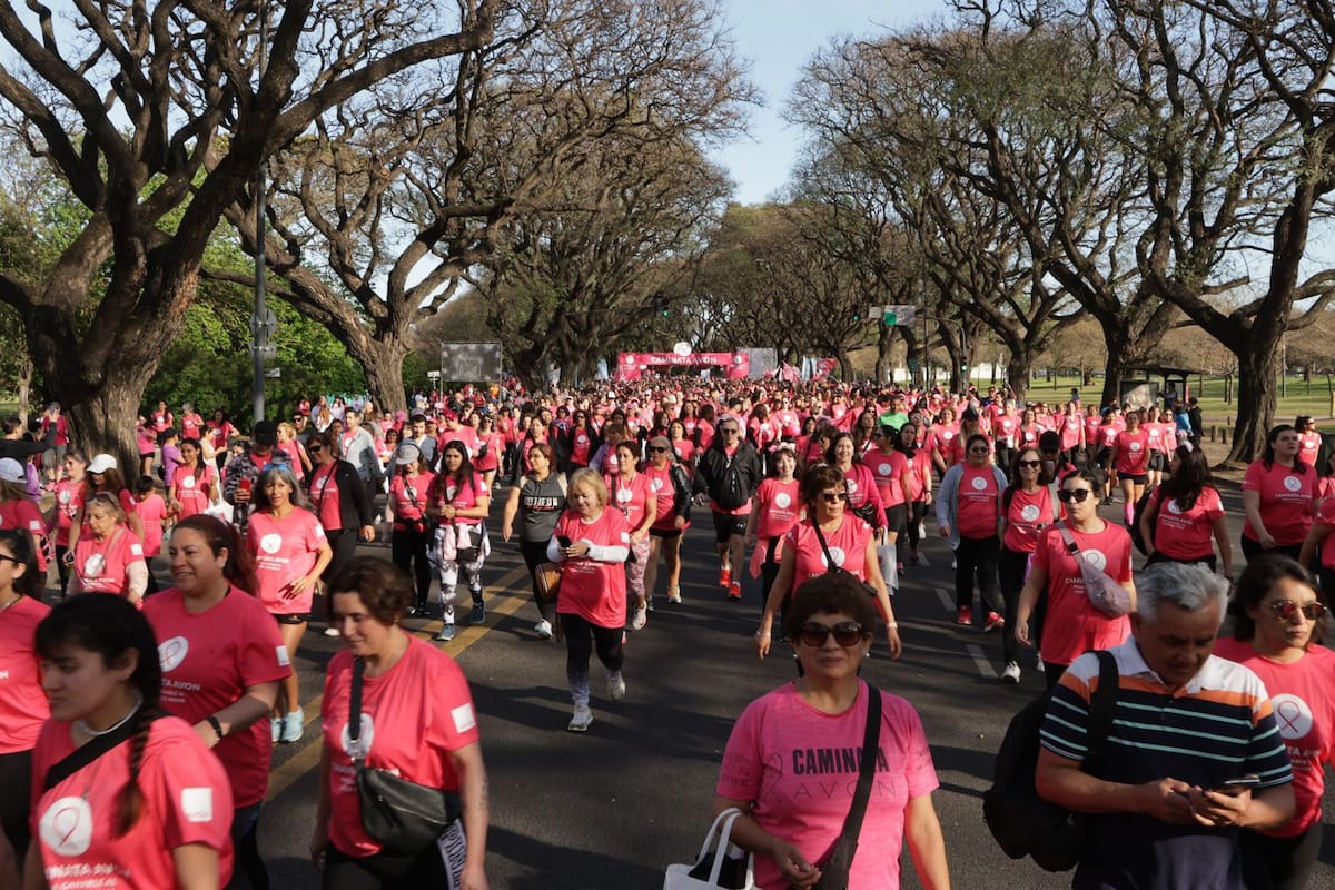 Más de 12.000 personas caminaron para recordar la importancia de la detección temprana del cáncer de mama