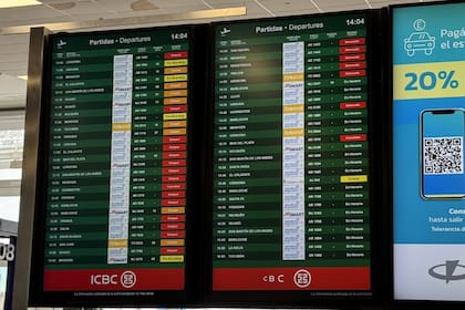 Más de 15 vuelos vuelos sufrieron demoras esta mañana en el aeroparque porteño por la fuerte tormenta que se desató sobre buena parte de la Capital