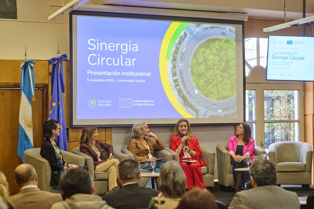 Más de 150 referentes del sector público, privado, académico y de la
sociedad civil participaron del evento realizado en la Universidad Austral,
impulsado por Fundación Manos Verdes y Asociación Sustentar, con el
cofinanciamiento de la Unión Europea